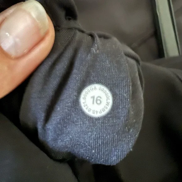 Lululemon Black Wonder under Leggings 28’ inseam - Picture 2 of 3